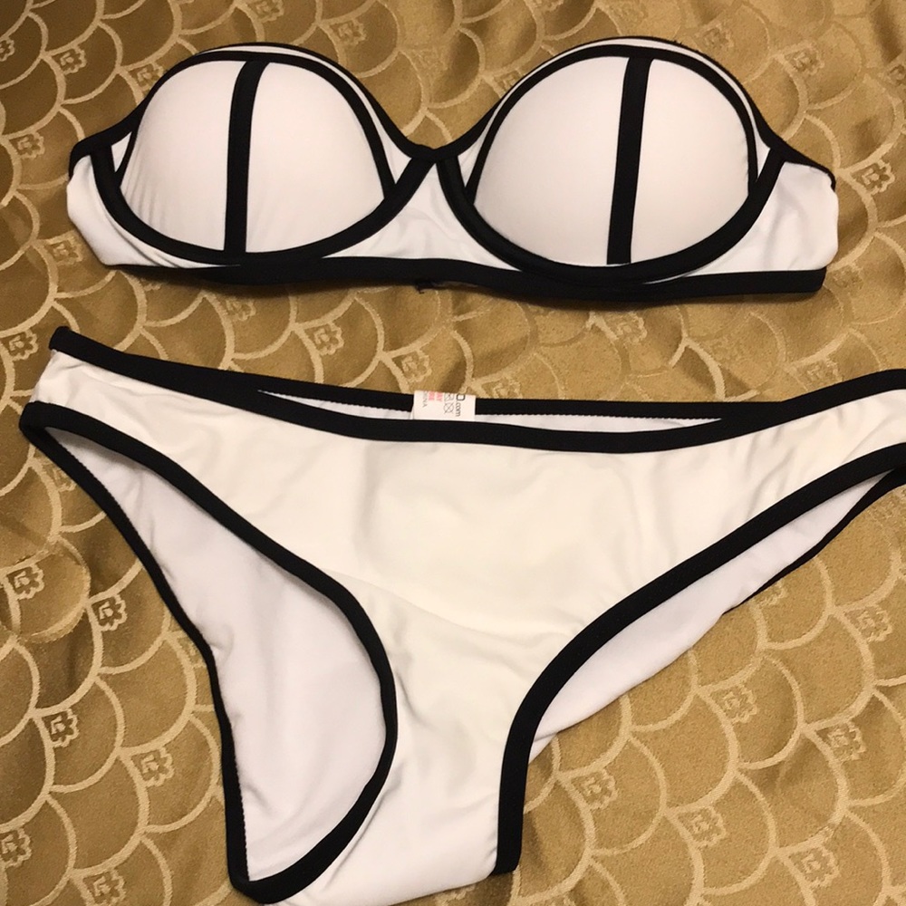 Black and white bikini never worn size 4 boho